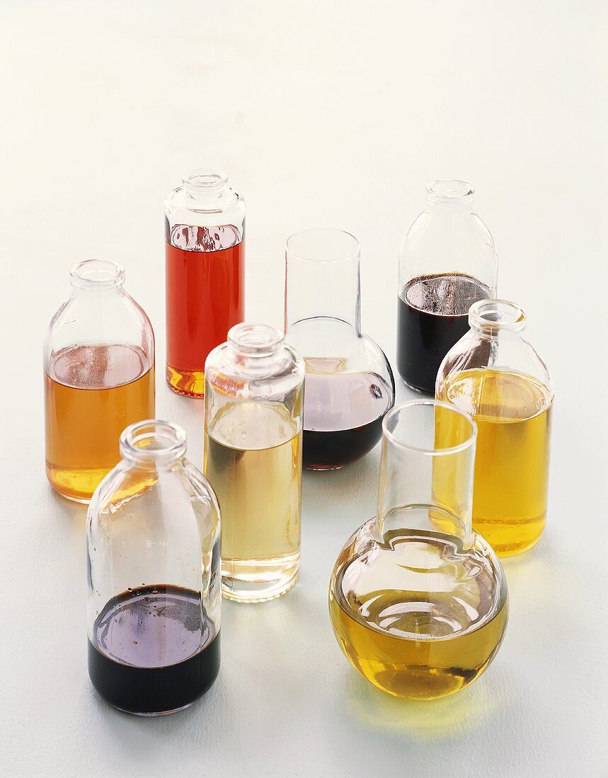 Verschiedene Essig- und Ölsorten