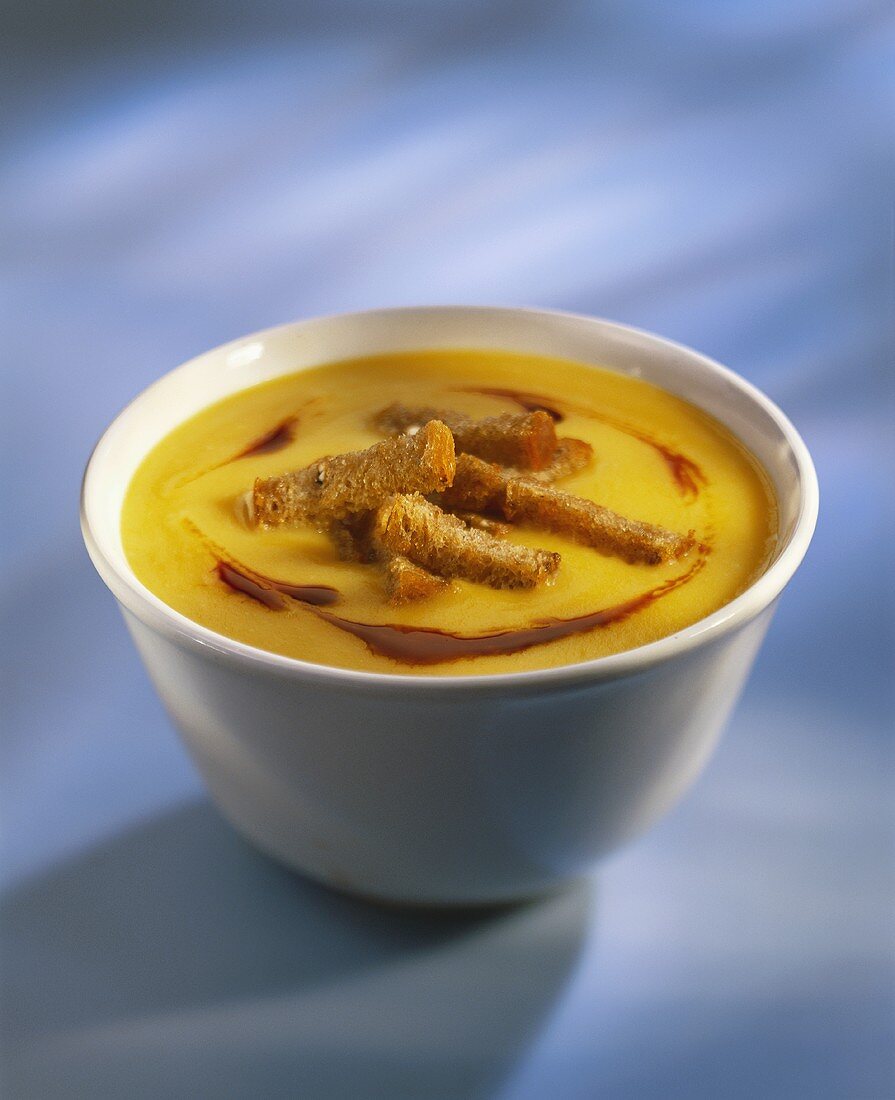 Kürbissuppe mit Brotstreifen