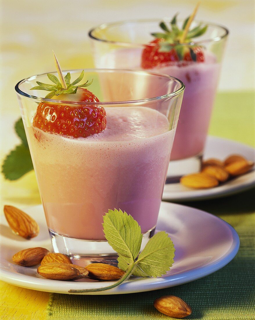 Erdbeer-Mandel-Shake mit Honig