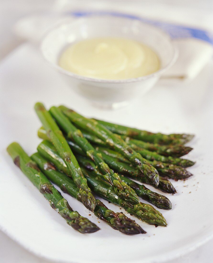 Grüner Spargel mit Mayonnaise