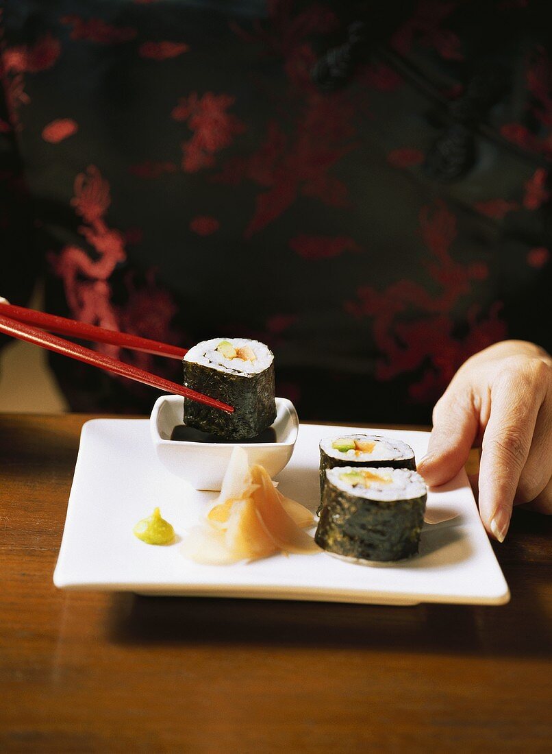 Maki-Sushi mit Essstäbchen