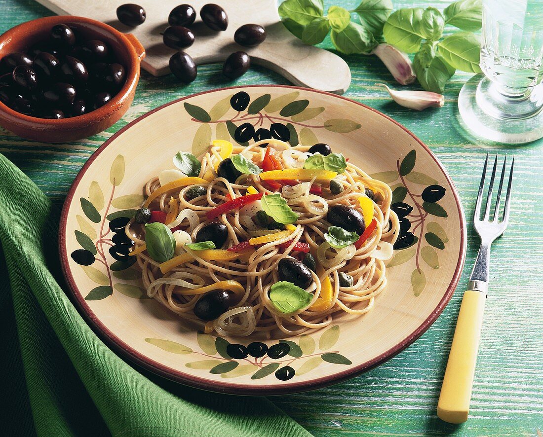 Spaghetti mit Paprika und Oliven