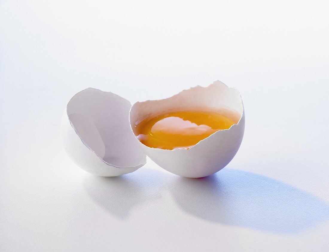 Ein aufgeschlagenes weisses Ei