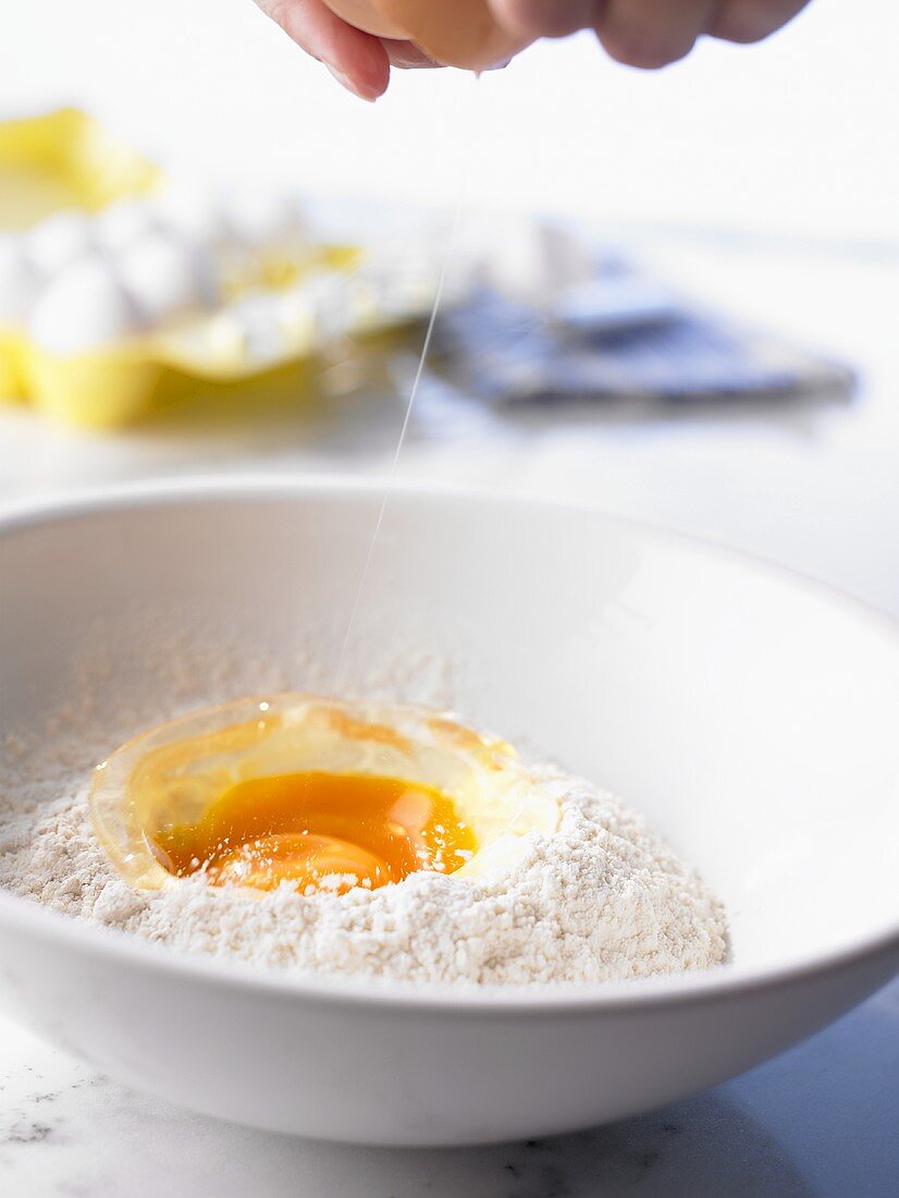 Teigherstellung: Eier aufschlagen und mit Mehl mischen