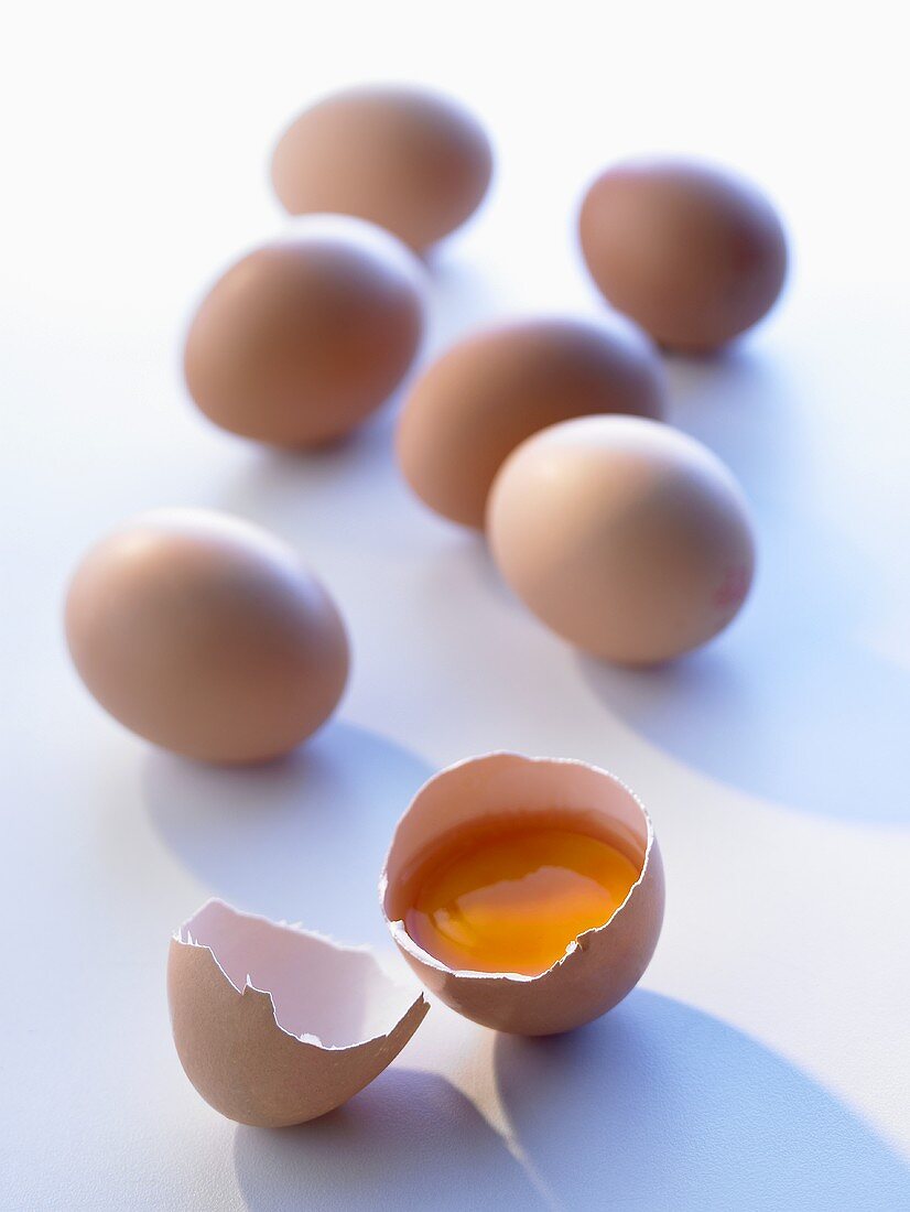 Braune Eier, eines davon aufgeschlagen