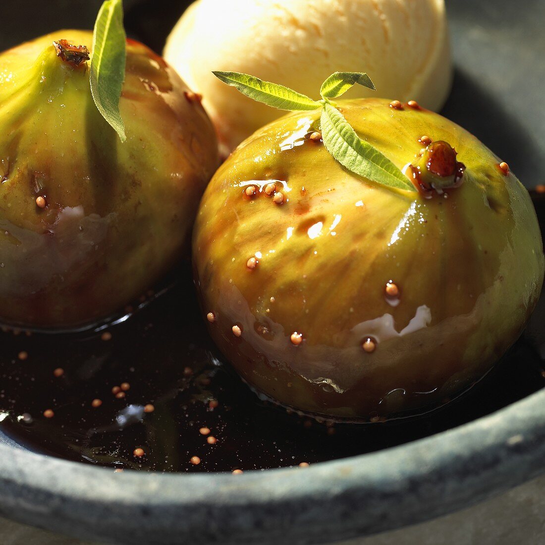 Frische Feigen in Sirup mit Vanilleeis