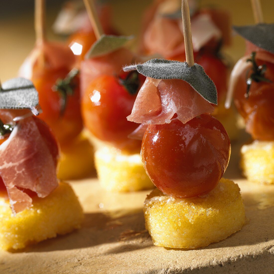 Tomatenhäppchen mit Schinken und Salbei