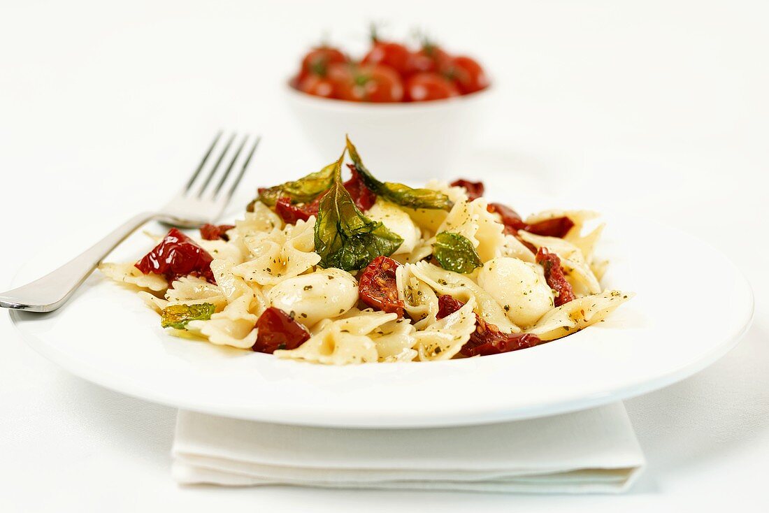 Farfalle with cherry tomatoes and basil