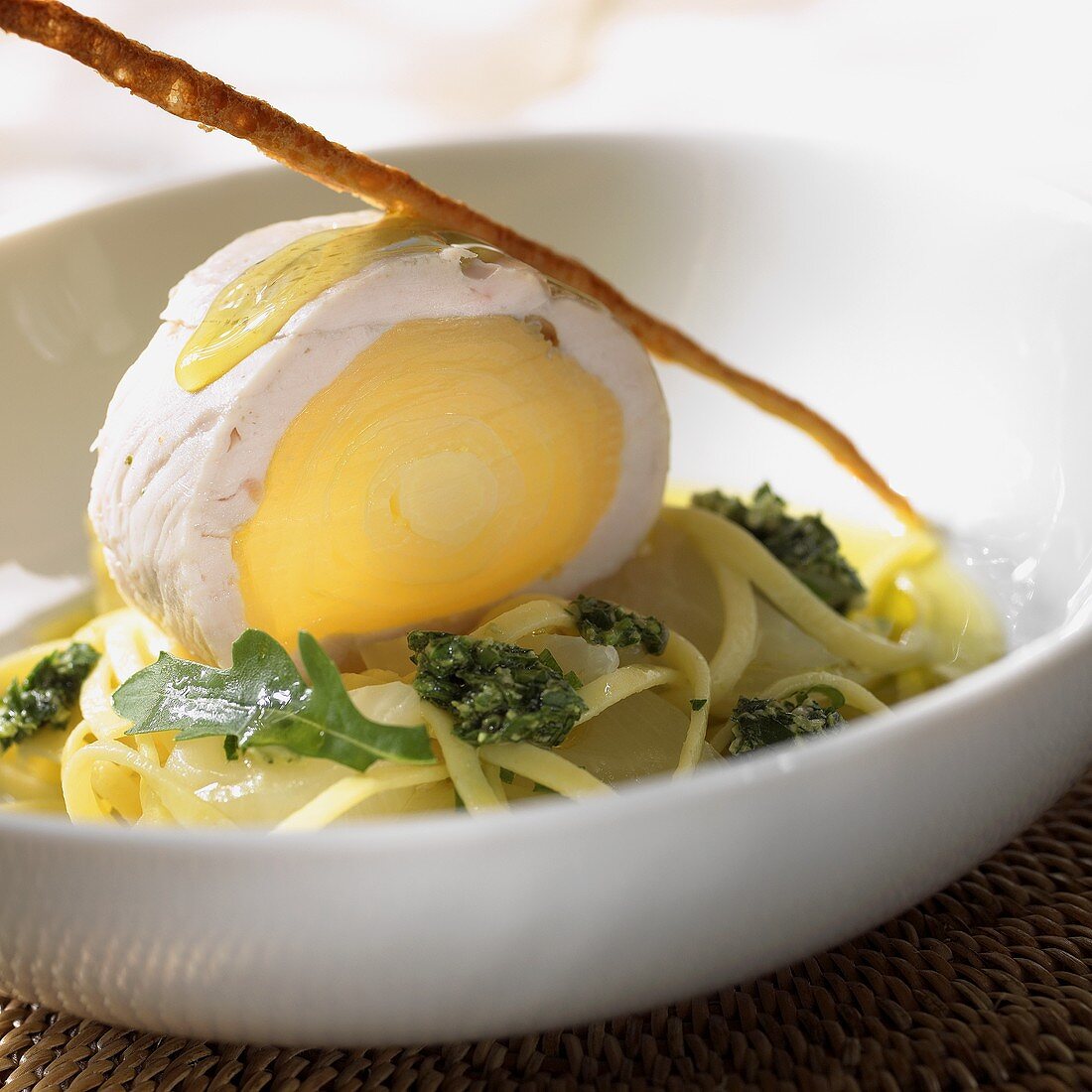 Chicoreeröllchen auf Tagliatelle mit Pesto