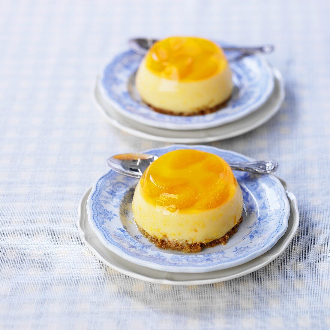 Turned-out mandarin flan with biscuit base