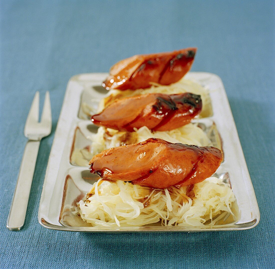 Wursthäppchen auf Sauerkraut