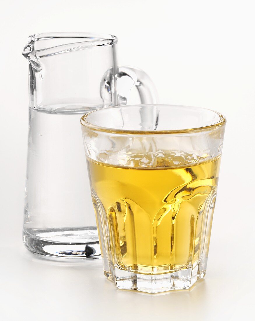 Whiskyglas, daneben Karaffe mit Wasser