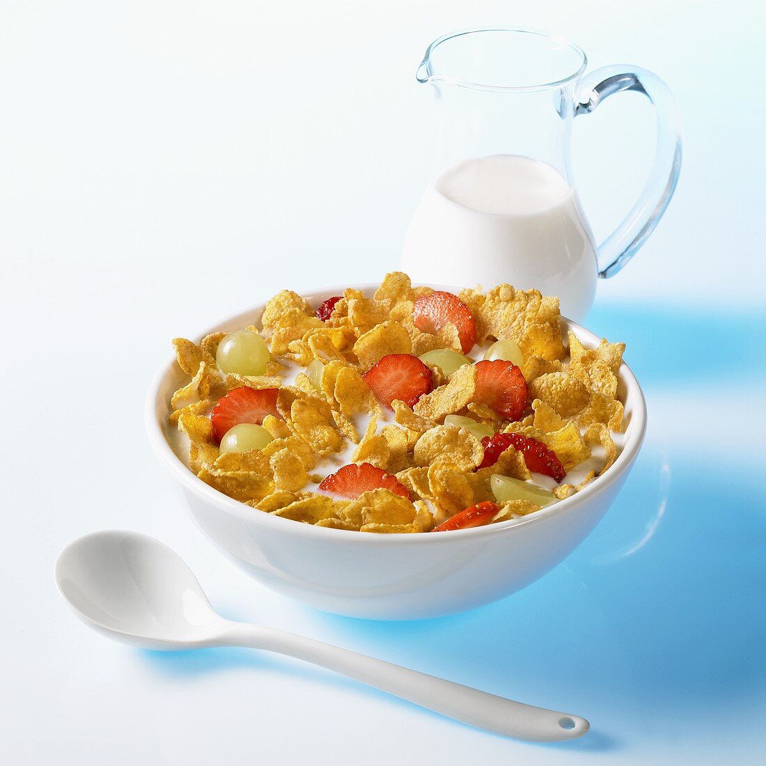 Cornflakes with grapes, strawberries and milk