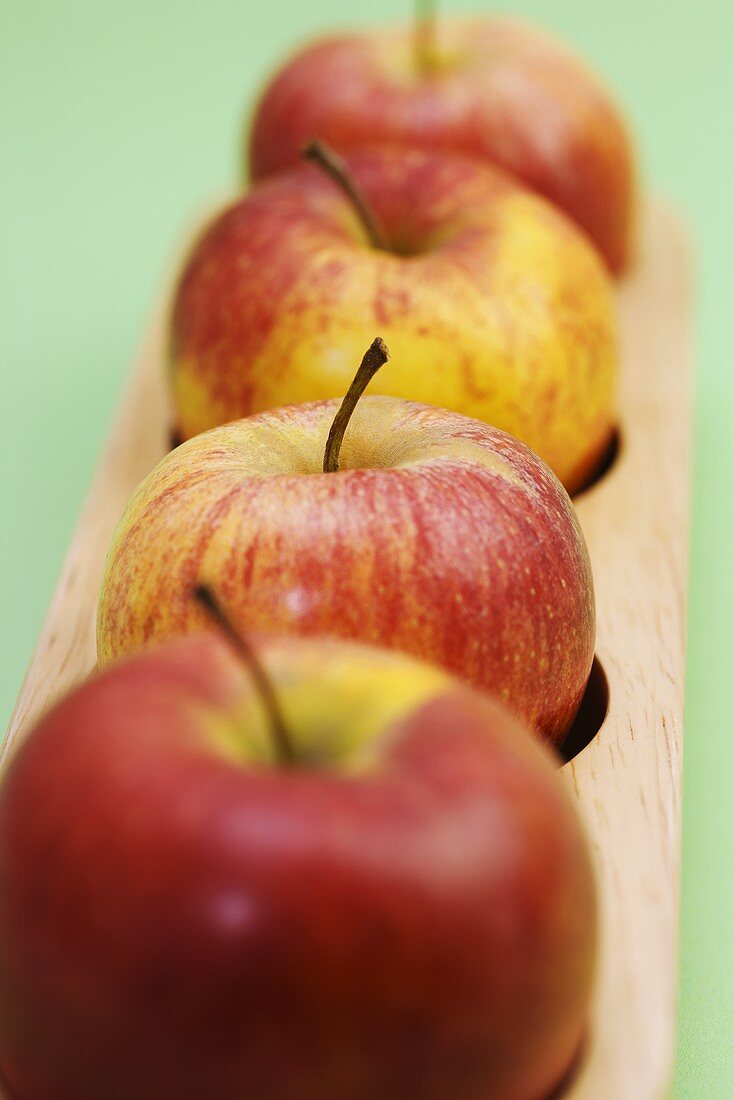 Äpfel in ungewöhnlicher Obstschale