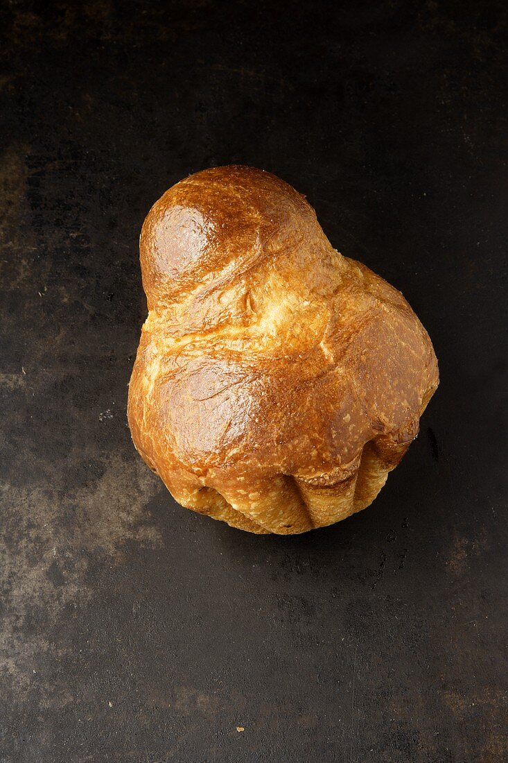 Brioche auf dunklem Untergrund