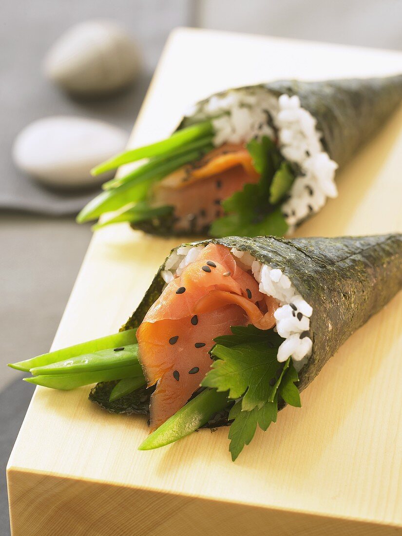 Temaki-Sushi mit Lachs und schwarzem Sesam