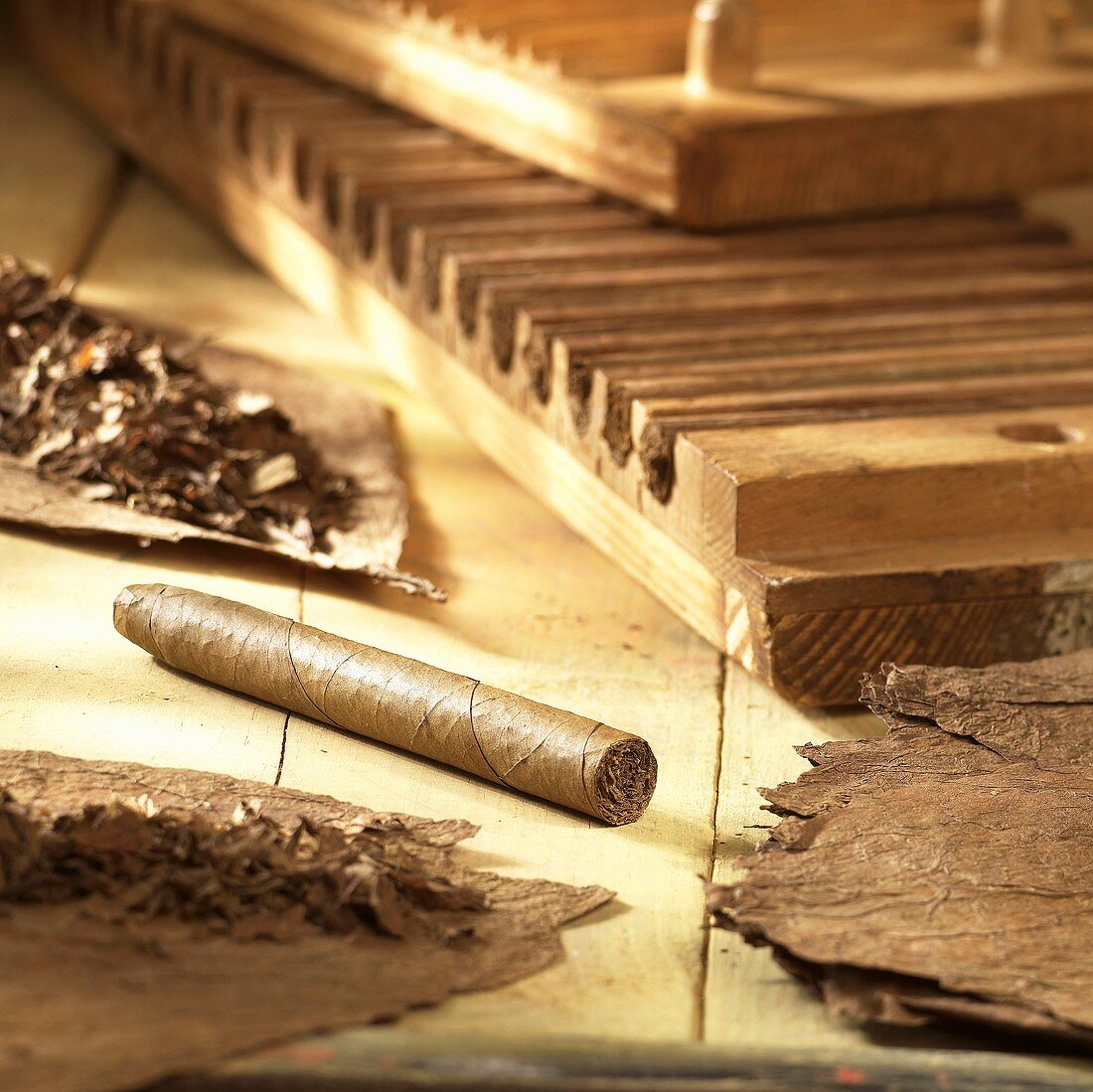 Zigarrenherstellung: Zigarre, Tabakblätter und Werkzeug