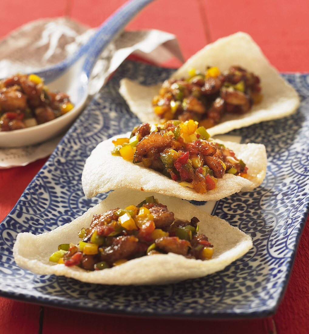 Krupuk (Krabbenbrot) mit pikantem Chutney