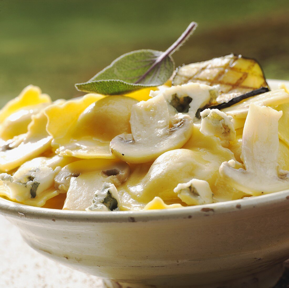 Ravioli with sliced mushrooms and blue cheese