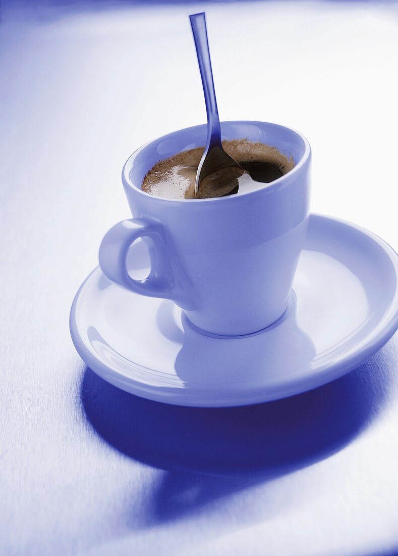 Espresso mit stehendem Löffel (Symbolbild für starken Kaffee)