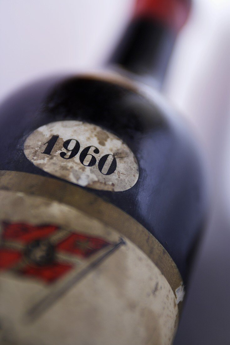 Label of a 1960 red wine bottle, close-up