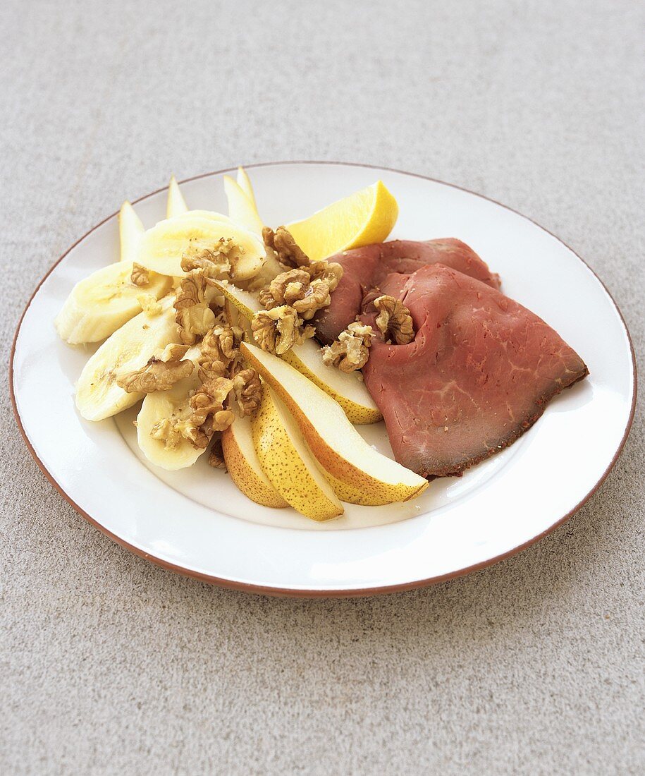 Roast beef with pears, bananas and walnuts