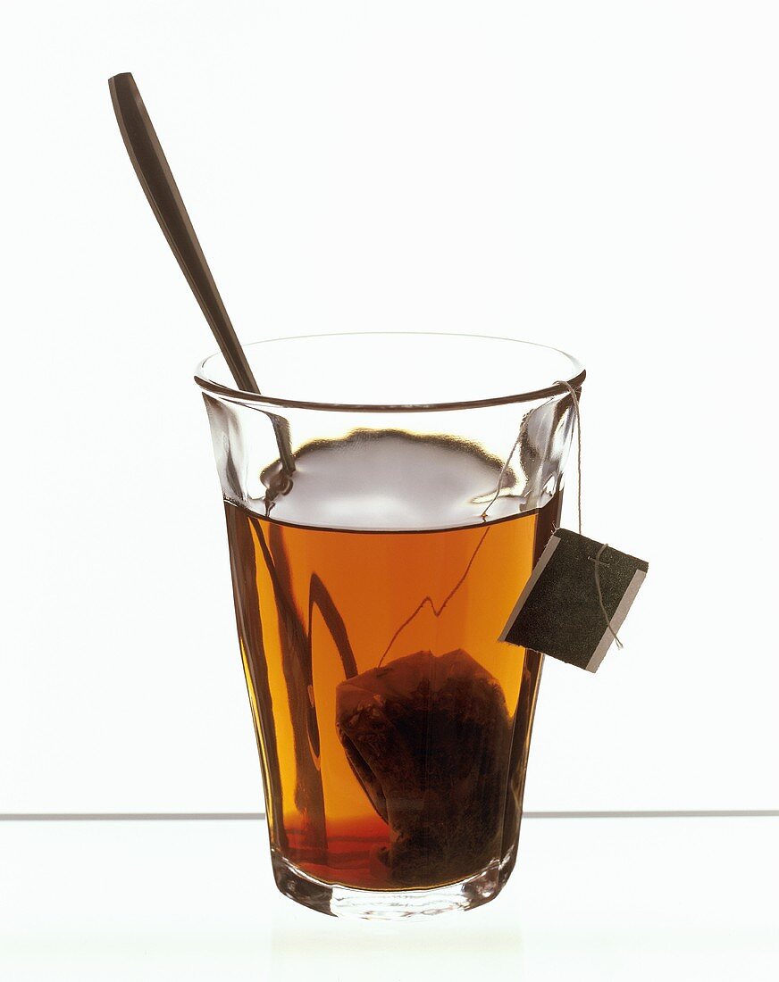 Ein Glas Tee mit Teebeutel