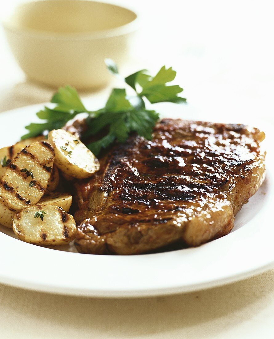 Grilled rump steak with potatoes