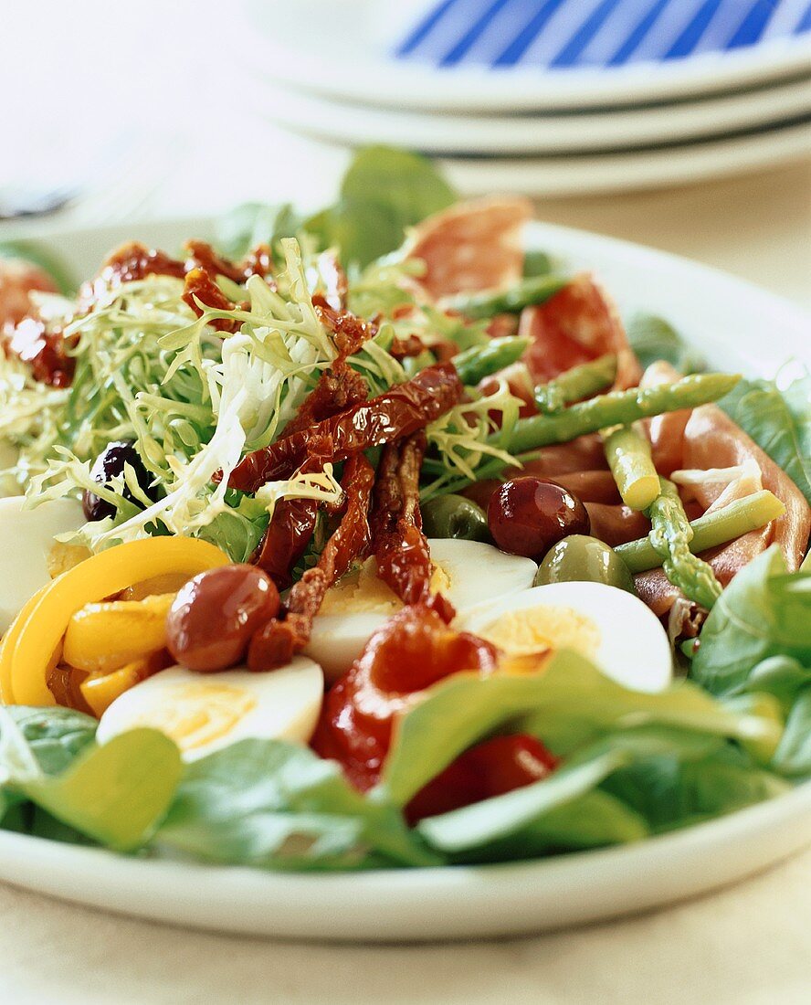 Gemüsesalat mit Ei und getrockneter Tomate