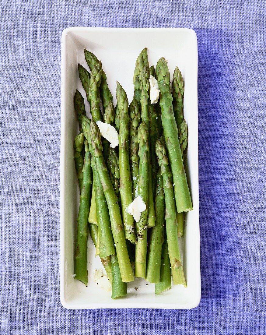 Grüner Spargel mit Butter