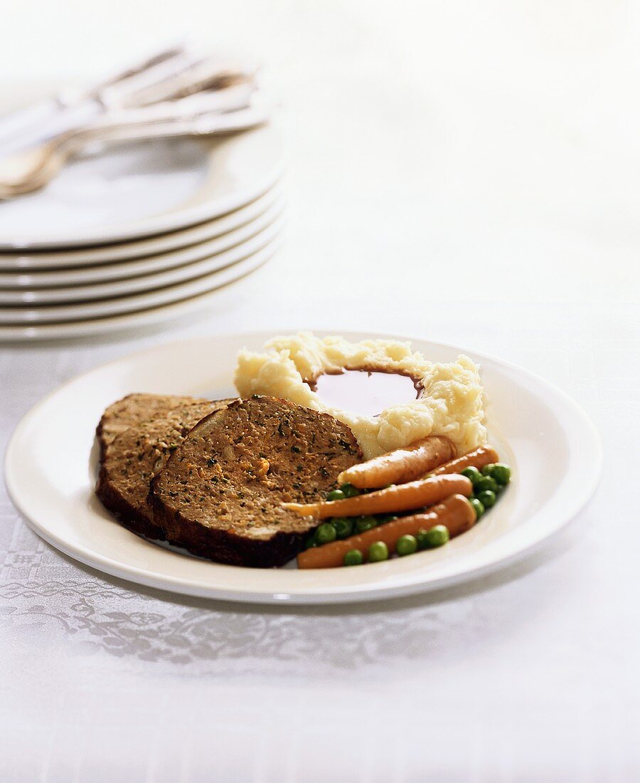 Hackbraten mit Kartoffelpüree und Gemüse