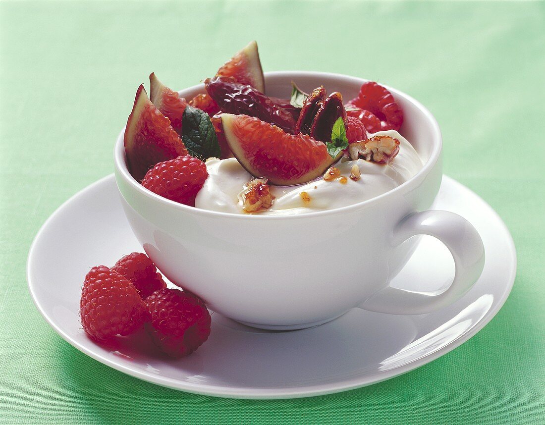 Joghurt mit Himbeeren und Feigen