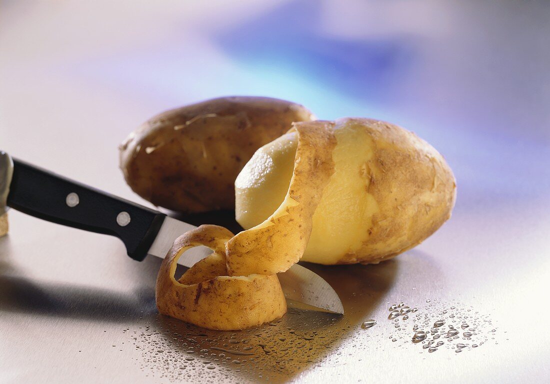 Peeling potatoes (variety: Bientje)