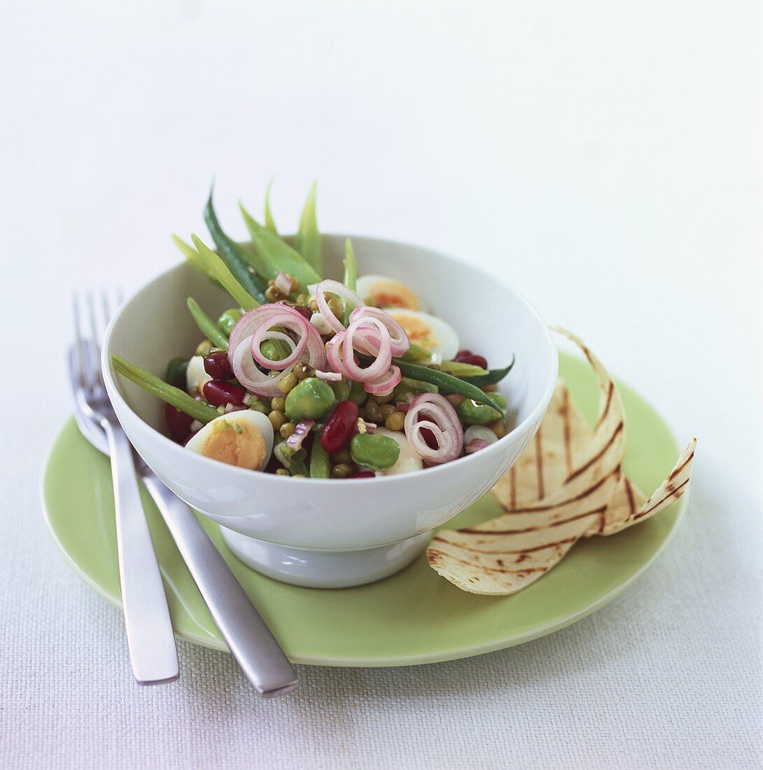 Salat mit Hülsenfrüchten, Zwiebeln und Wachteleiern