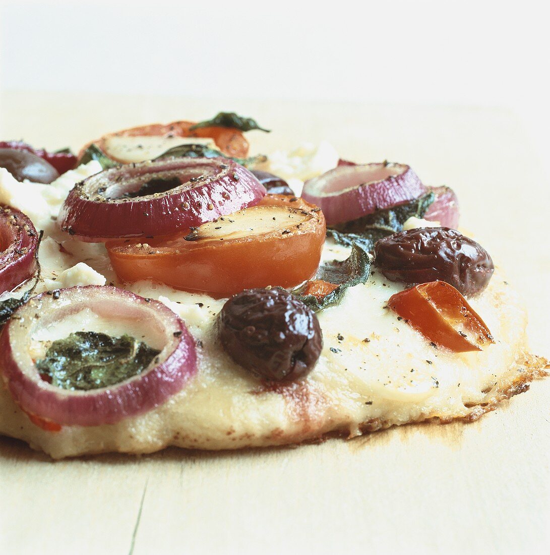 Selbst gemachte Pizza mit Zwiebeln und Oliven