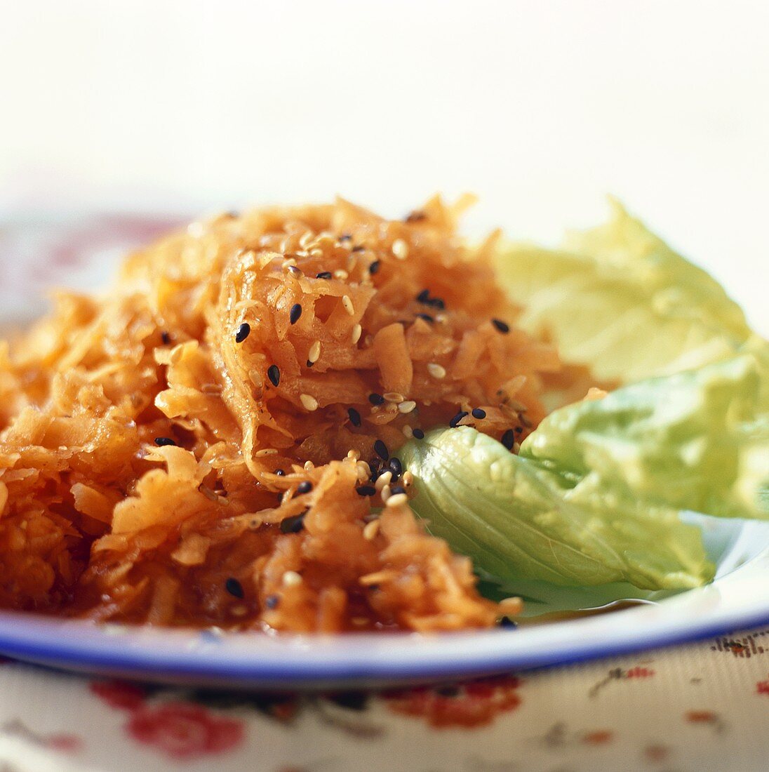 Möhrensalat mit Honig und Sesamsamen