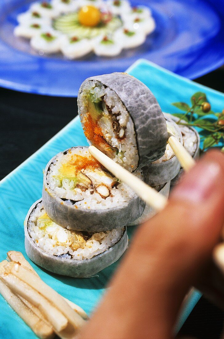 Futo-Maki mit Avocado, Krebsfleisch und Kaviar