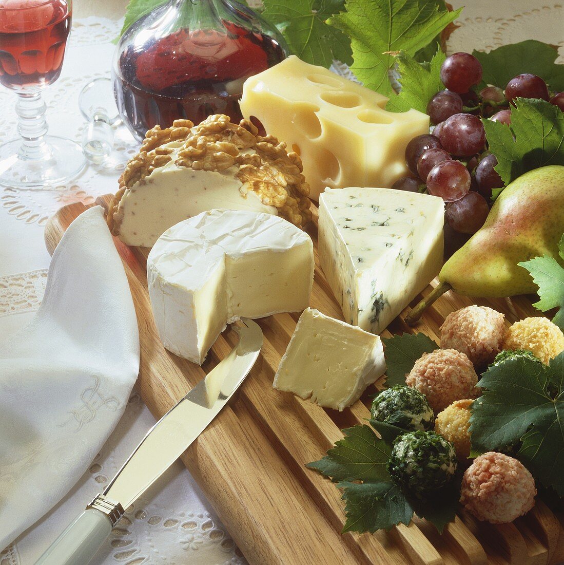 Stillleben mit Käse, Obst und Rotwein