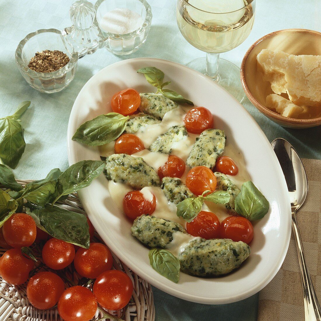 Kartoffel-Spinat-Gnocchi mit Kirschtomaten