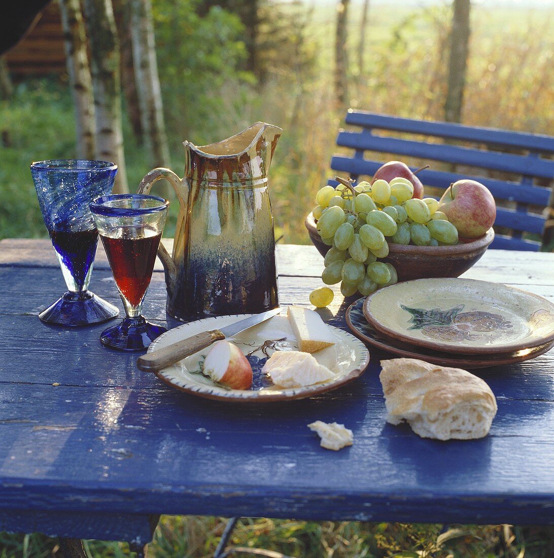 Herbstliche Brotzeit mit Käse, Obst und Wein