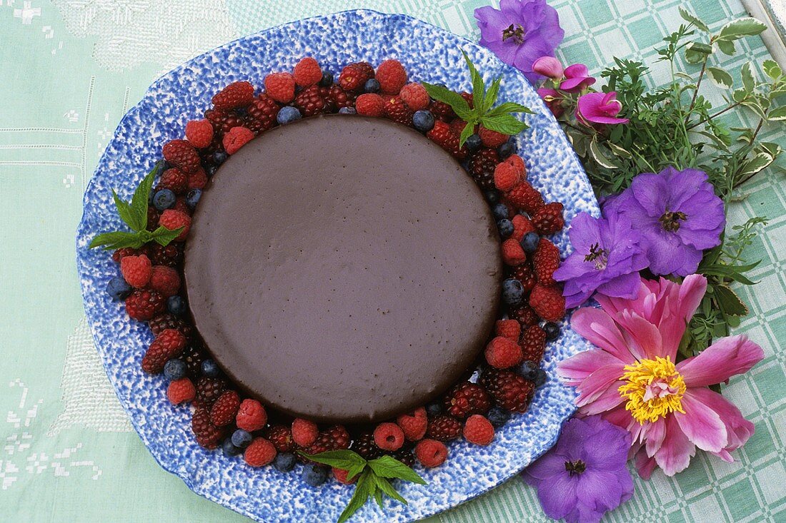 Himbeerkuchen, garniert mit frischen Beeren