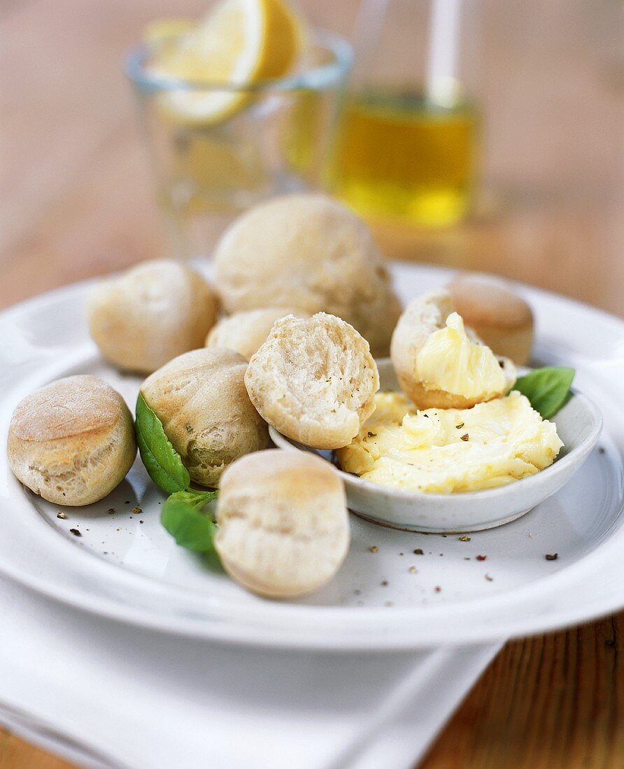 Mini-bread rolls with butter