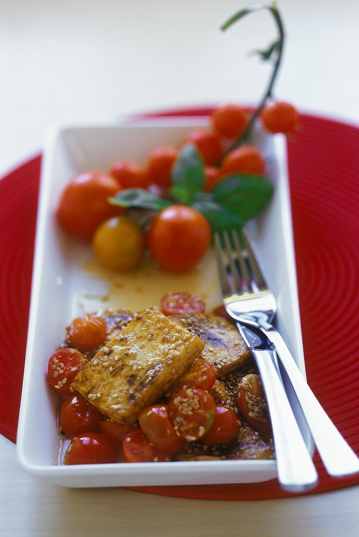 Gebratener Tofu mit Cocktailtomaten und Sesam