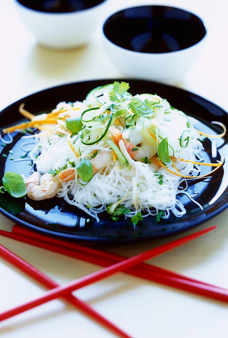 Rice noodles with shrimps and basil
