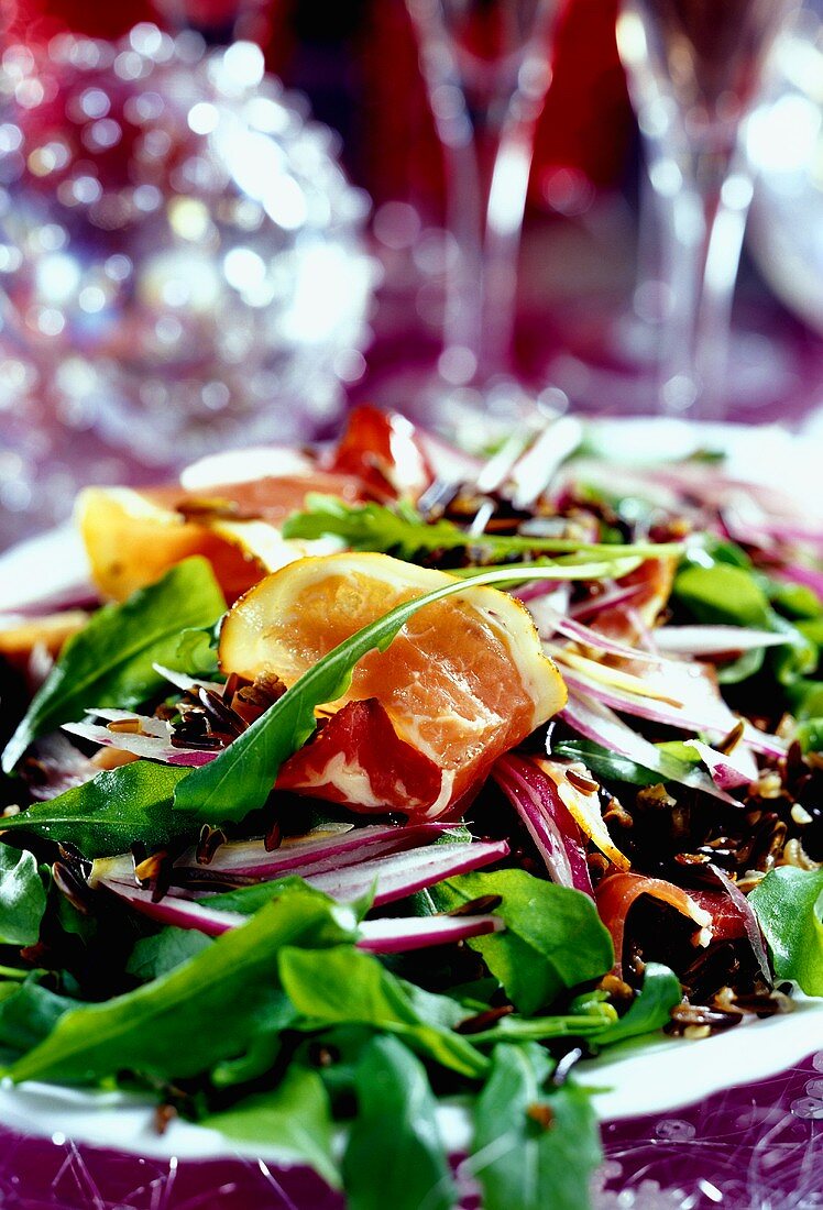 Rocket salad with brown rice and bacon