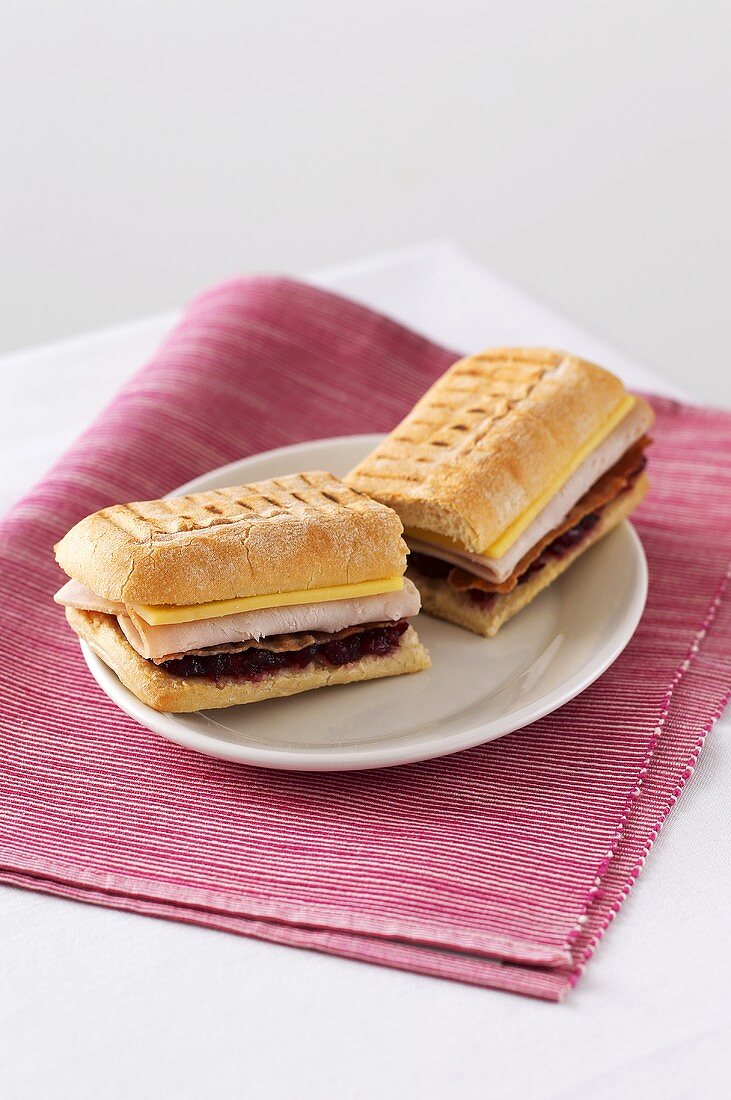 Panini mit Preiselbeeren, Schinken und Käse