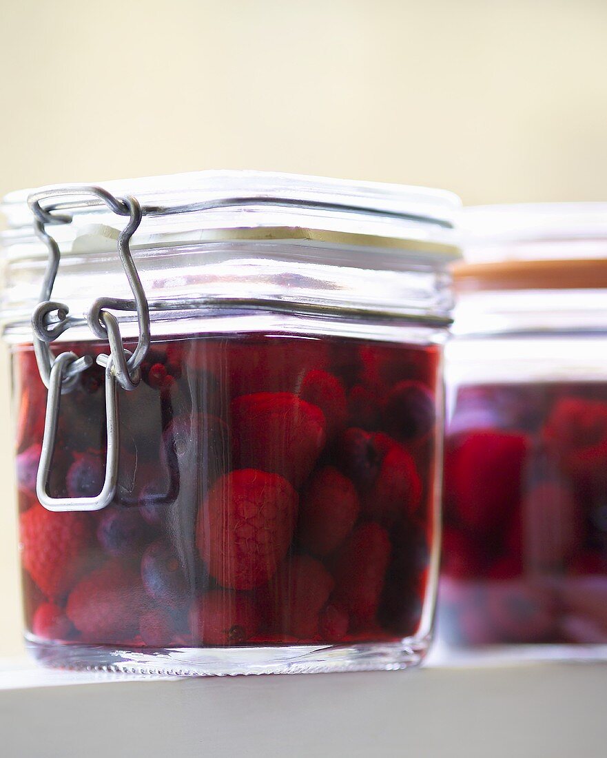 Eingelegte Beeren in Cassis