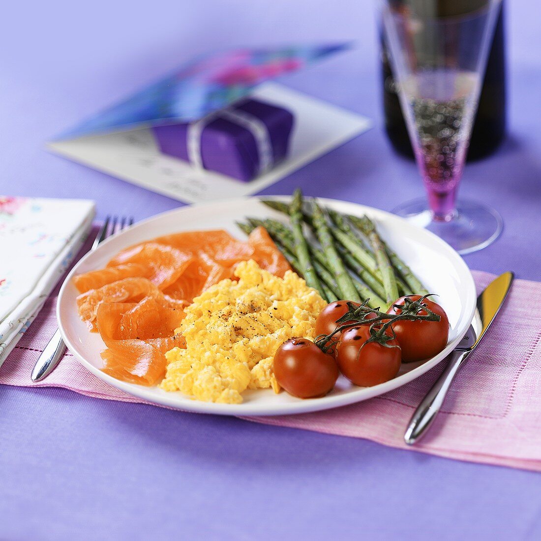 Scrambled egg with salmon, asparagus and tomato