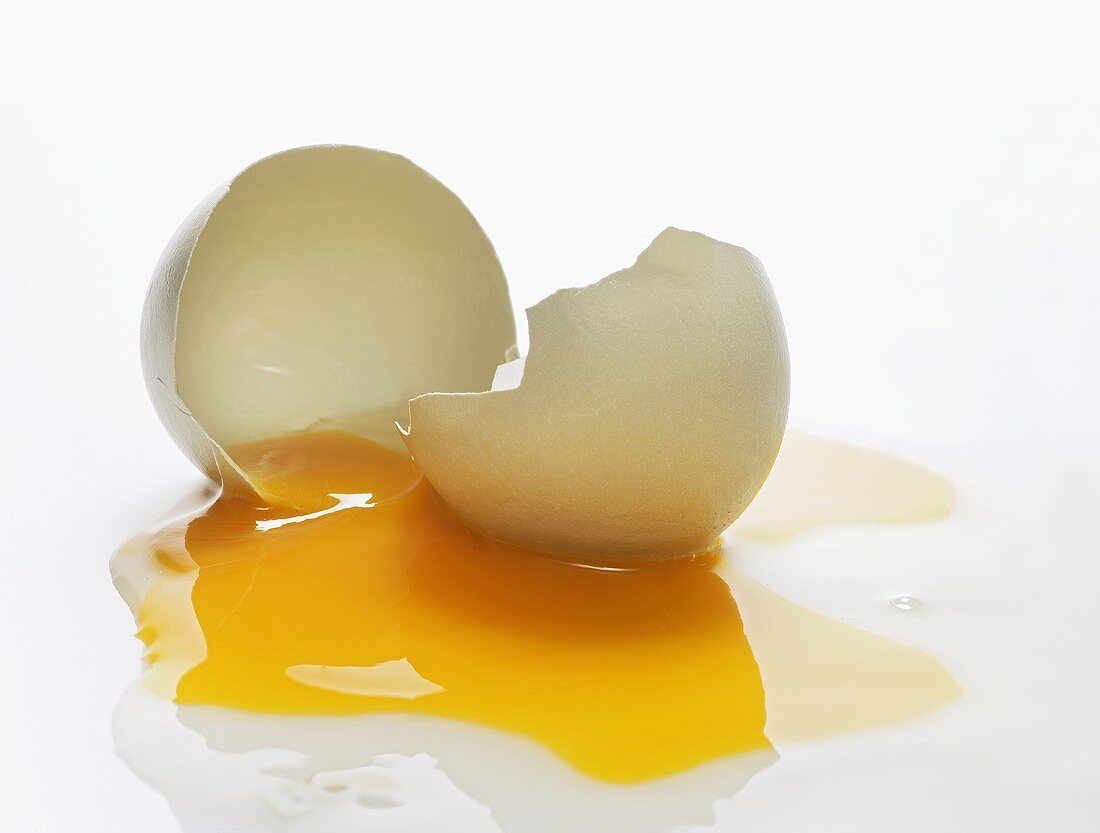 Ein aufgeschlagenes Ei in Schale