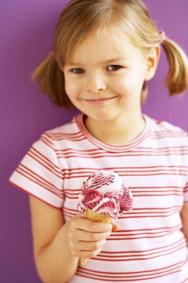 Kleines Mädchen mit Amarenakirsch-Eis